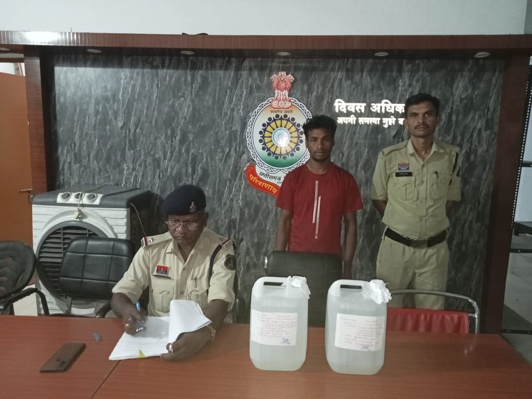 10 लीटर कच्ची महुआ शराब के साथ एक आरोपी गिरफ्तार 