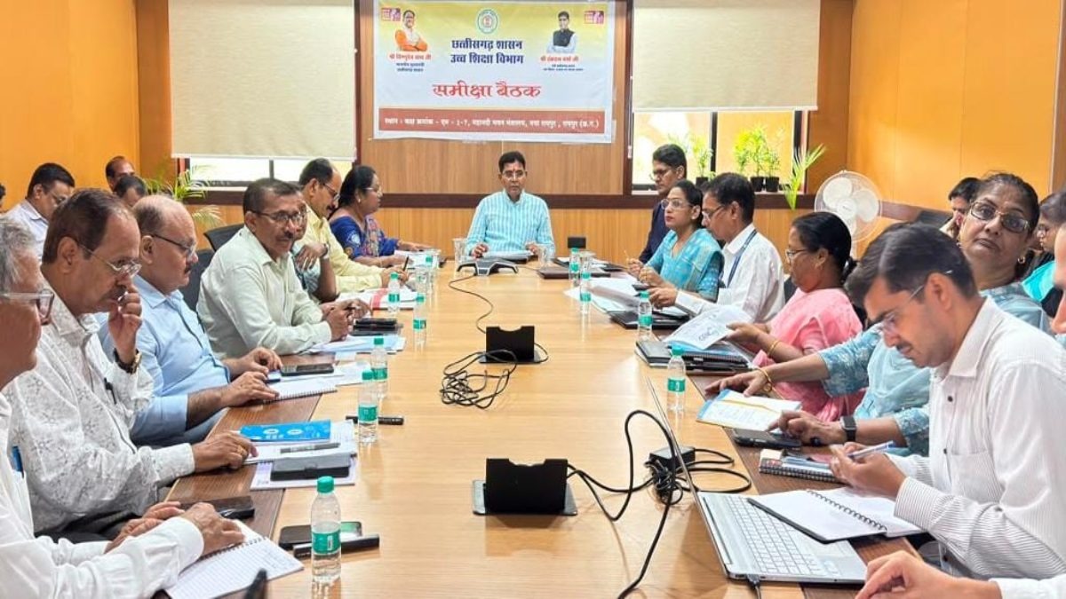 छत्तीसगढ़ में उच्च शिक्षा का मेगा रिफॉर्म: 700 सहायक प्राध्यापकों की भर्ती, 31 जुलाई तक नए प्राचार्य, NEP और अंग्रेजी कोर्स पर बड़े फैसले