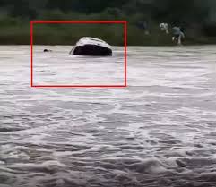 तेज बहाव में बह गई स्विफ्ट कार, तीन लोगों ने कूदकर बचाई जान