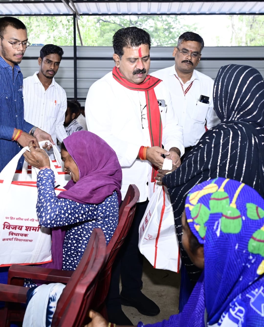 राज्य मे प्रथम बार दीपावली के दिन स्वच्छता दीदीयों व कमांडो का मंत्री निवास में जलपान व स्नेहिल सम्मान