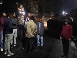 अंबिकापुर में पूर्व महापौर ने निगम कर्मचारियों को दी गालियां, रुकवाया सड़क मरम्मत का काम