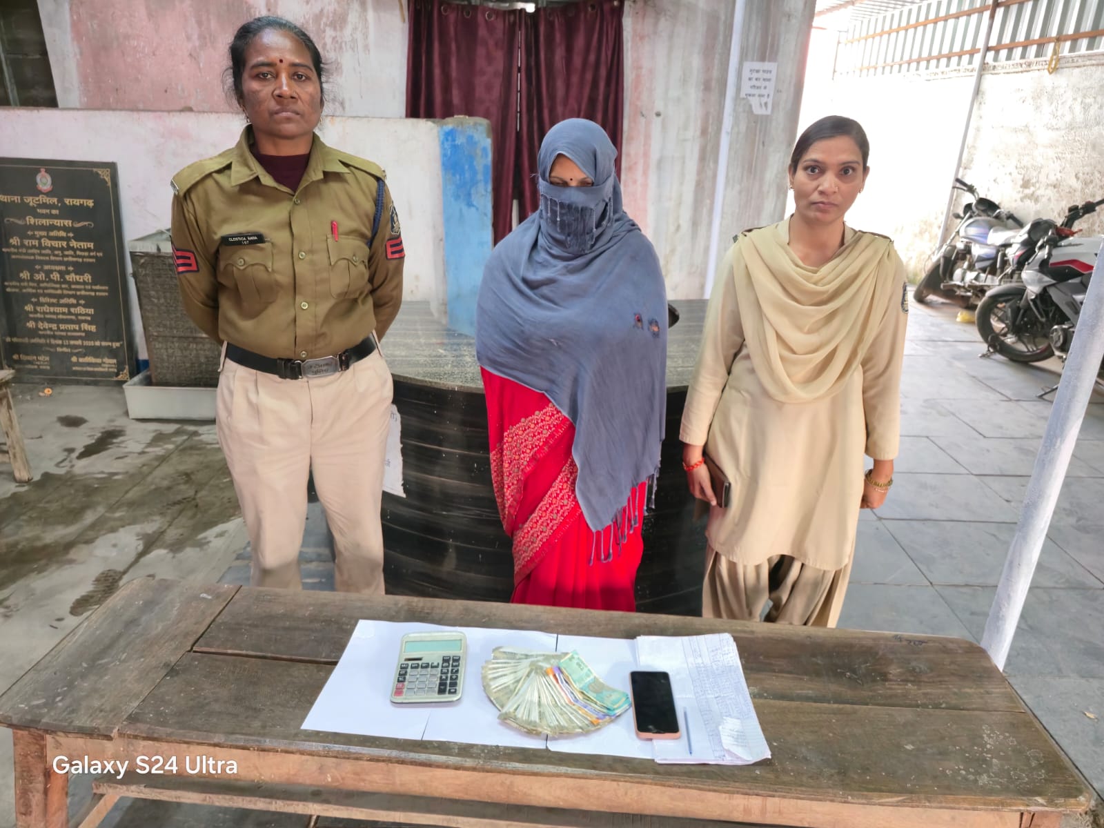 जूटमिल पुलिस की सट्टा पर एक और बड़ी कार्रवाई,सट्टा लिखते महिला आरोपी गिरफ्तार