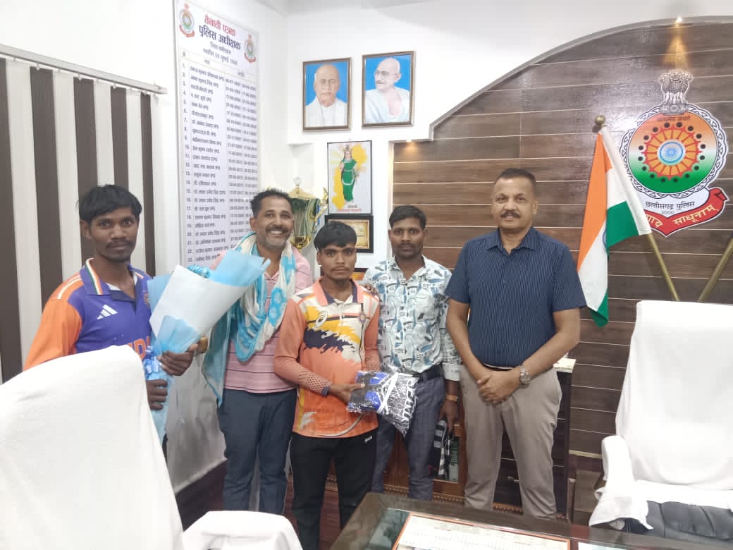 पुलिस अधीक्षक धर्मेंद्र सिंह ने ग्राम देवान पटपर की खेल समिति को क्रिकेट किट का वितरण किया