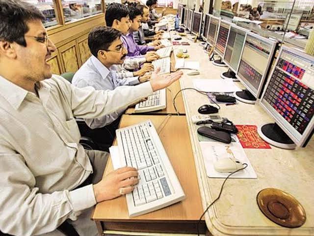 ₹67 से टूटकर ₹1 पर आ गया शेयर, अब 42 साल पुरानी इस कंपनी शेयर पर टूटे निवेशक, लगातार अपर सर्किट