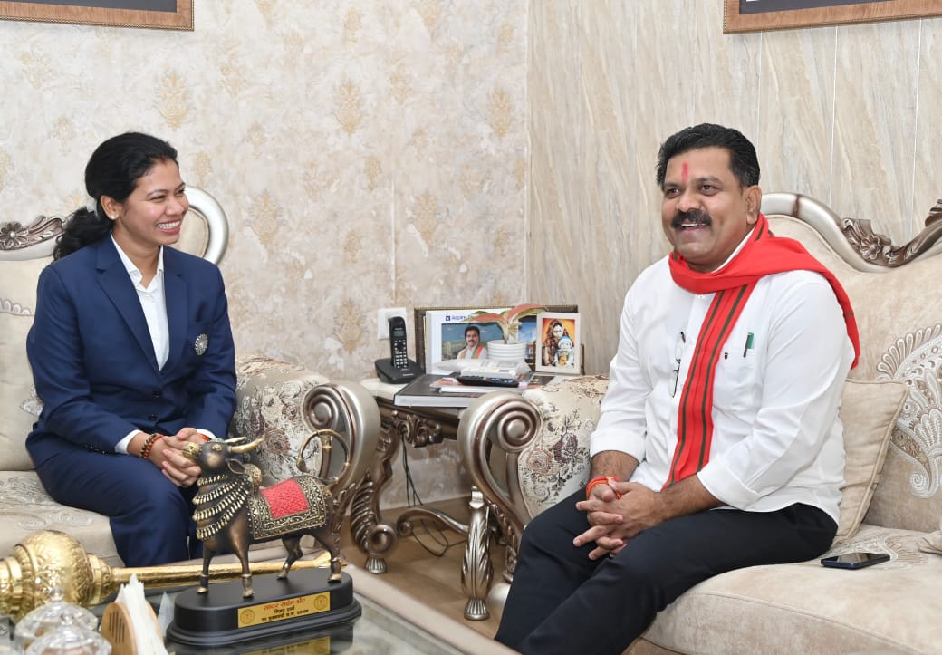 उपमुख्यमंत्री  विजय शर्मा मिले वर्ल्ड कप विजेता  महिला क्रिकेट टीम की फिजियोथेरेपिस्ट आकांक्षा सत्यवंशी से, दी शुभकामनाएं
