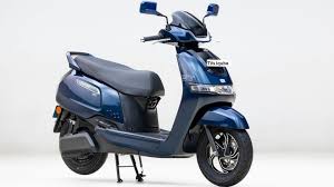 यहां जानिए  2025 TVS iQube का कौन-सा वेरिएंट आपके लिए सबसे बेस्ट?