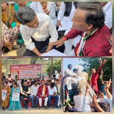 बिलासपुर रेल हादसे पर कांग्रेस का हल्ला बोल,जीएम ऑफिस के बाहर चढ़कर किया प्रदर्शन