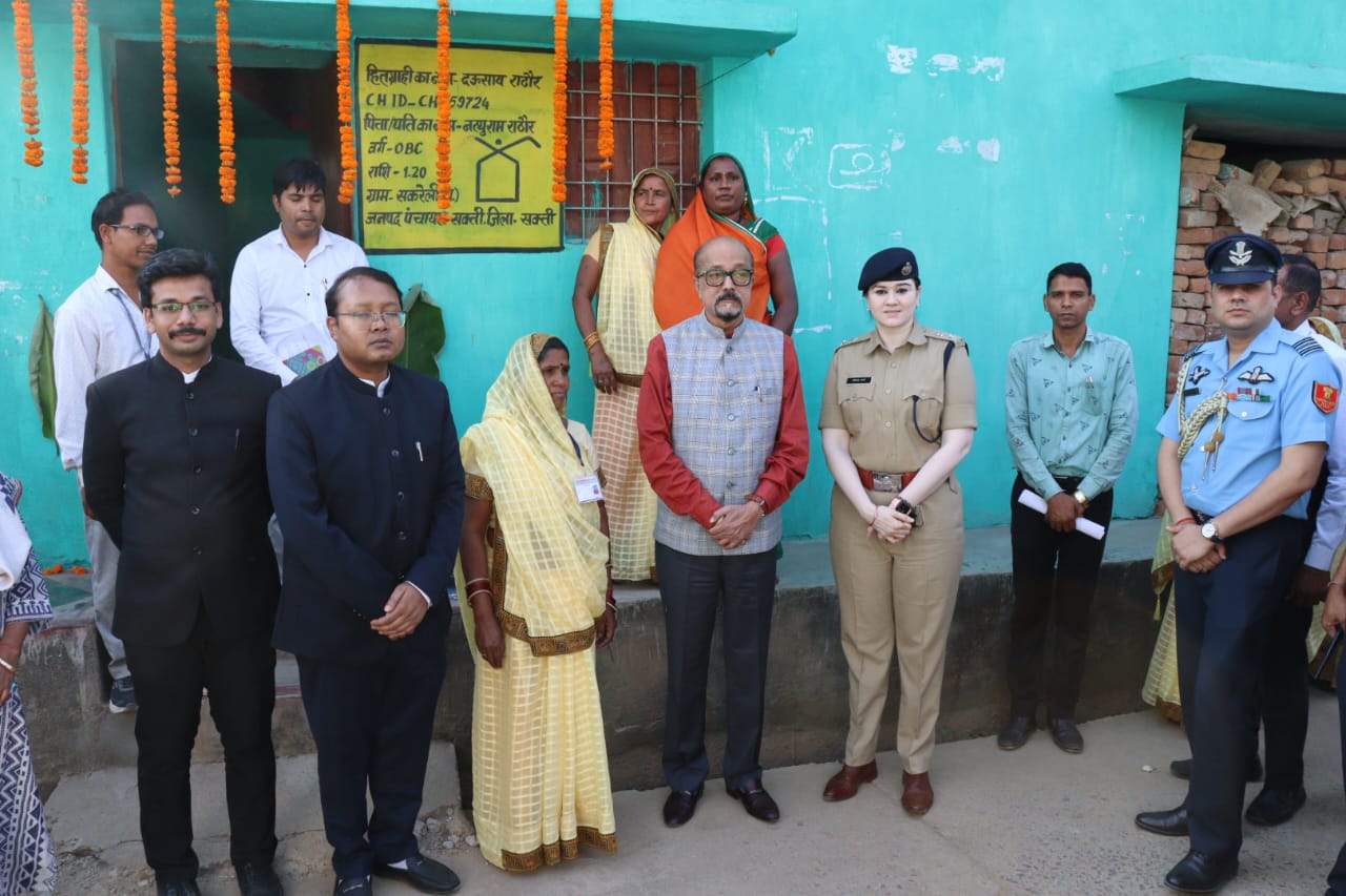 राज्यपाल रमेन डेका ने सक्ति जिले के ग्राम सकरेली (बा) पहुंचकर प्रधामंत्री आवास योजना के कार्यों का किया अवलोकन