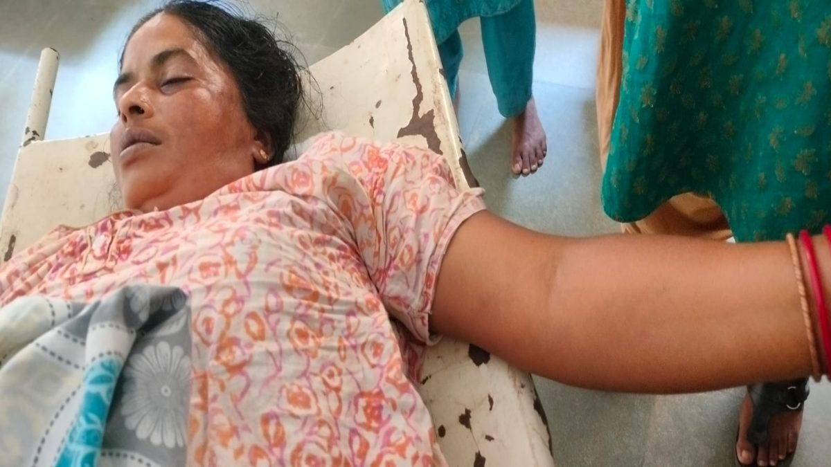 कूलर बना काल! पानी भरते समय करंट की चपेट में आई महिला, अस्पताल में तोड़ा दम