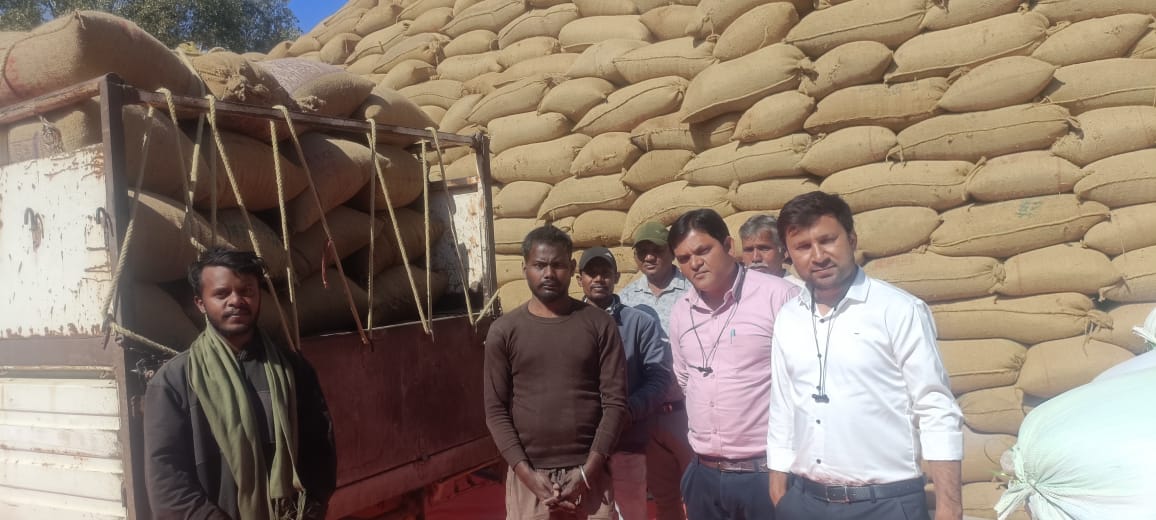 पुहपुटरा उपार्जन केंद्र से 65 बोरी अवैध धान जप्त 