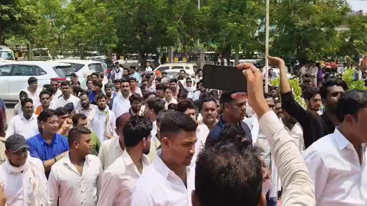 आरंग थाने के बाहर सतनामी समाज का उग्र प्रदर्शन, मारपीट के आरोप से बढ़ा तनाव
