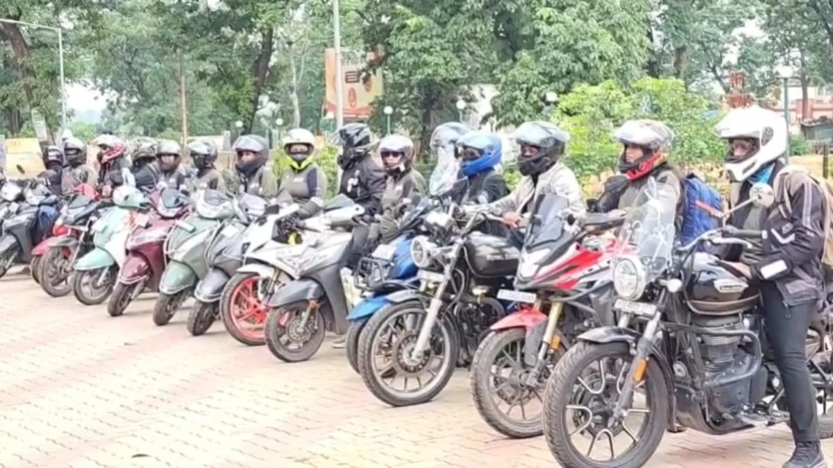 गरियाबंद की सड़कों पर दौड़ीं मोटो क्वींस! 30 महिला बाइक राइडर्स ने दिया महिला सशक्तिकरण का संदेश