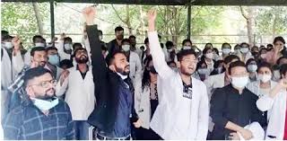रायपुर में कल से हड़ताल पर रहेंगे 300 जूनियर डॉक्टर: कोलकाता में रेप-मर्डर का विरोध, OPD की सभी सेवाएं बंद,...