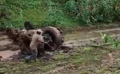 ट्रैक्टर पलटने से युवक की मौत, कीचड़ में फंसे ट्रैक्टर को निकालने कर रहा था प्रयास 