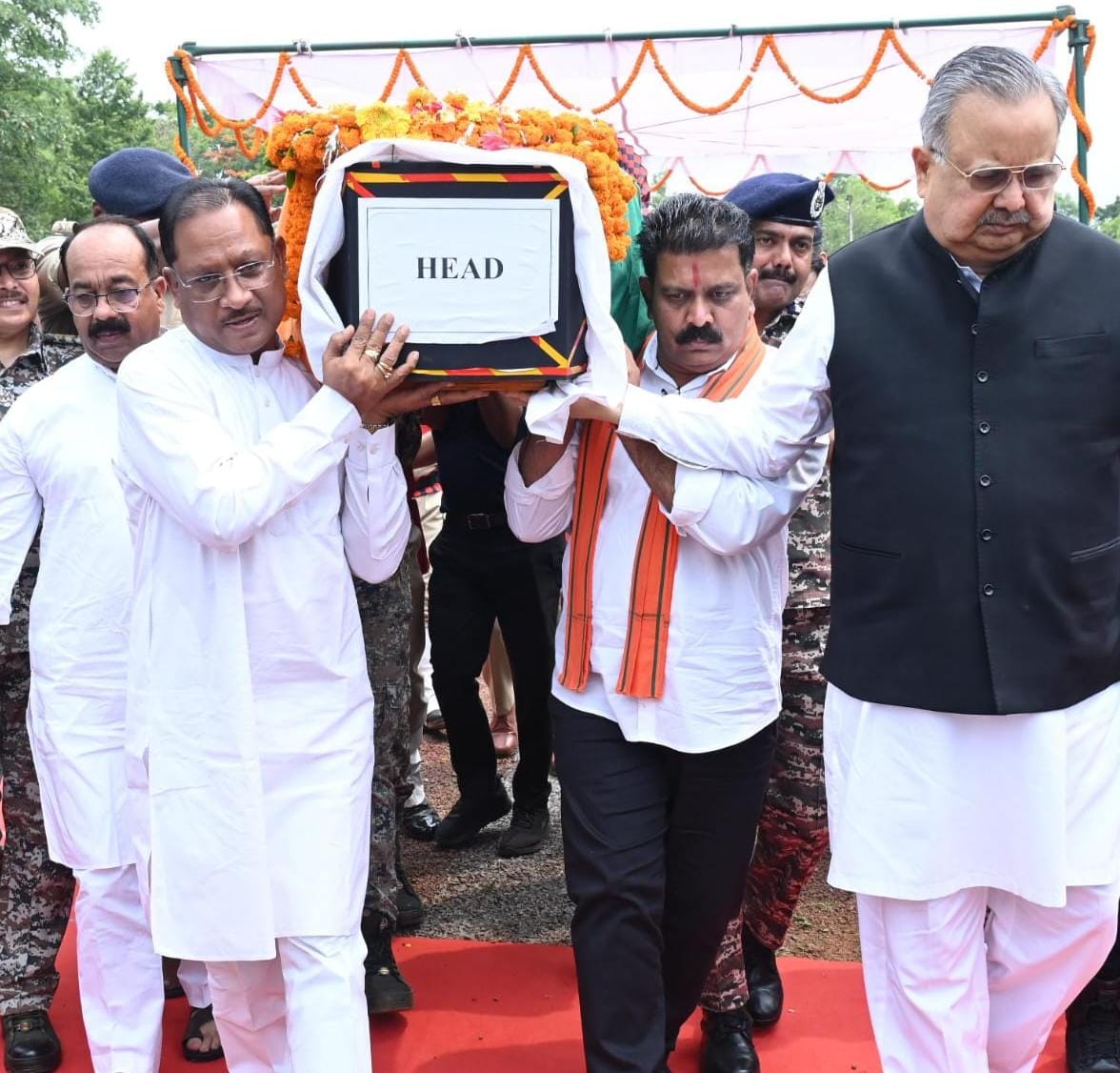 मुख्यमंत्री ने शहीद एएसपी आकाश राव गिरपुंजे को दी श्रद्धांजलि: पार्थिव शरीर को कंधा देकर दी अंतिम विदाई