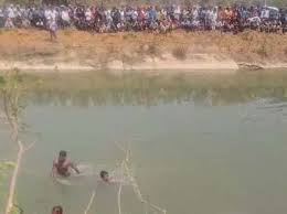 तेज रफ्तार पिकअप पलटकर नहर में गिरी,5 लापता.. रेस्क्यू जारी 