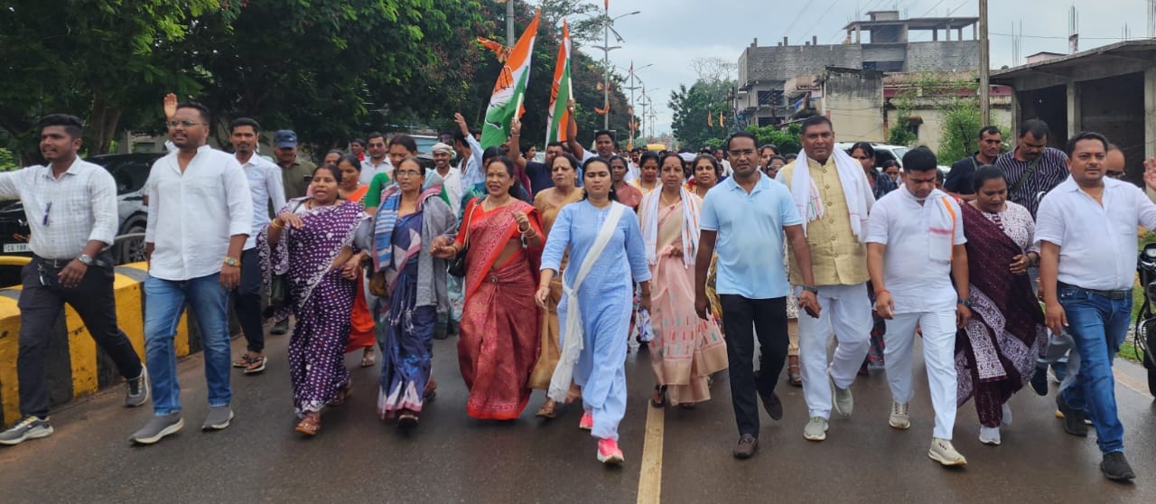 युक्तियुक्तकरण मामले को लेकर कांग्रेस का हल्ला बोल,रैली निकाल कर किया दंतेवाड़ा कलेक्टोरेट का घेराव