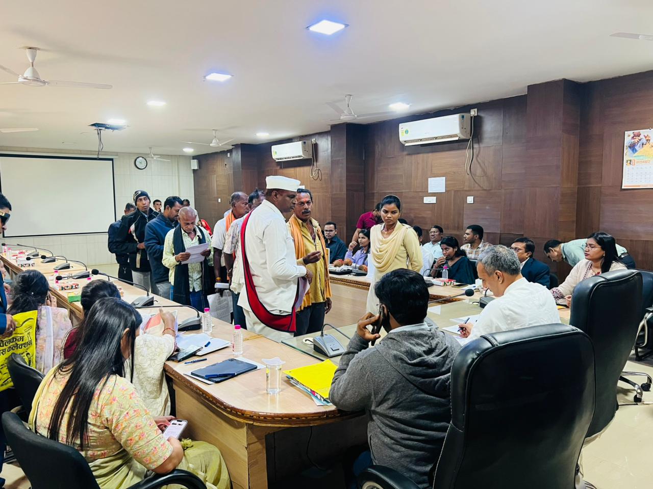 समय-सीमा बैठक के बाद कलेक्टर ने सुनी जनदर्शन में लोगों की समस्याएं