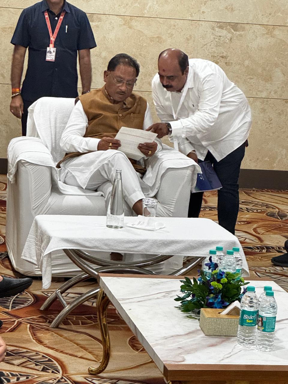जयदीप माकन नें मुख्यमंत्री से सौजन्य भेंट कर मेन मार्केट एवं झुग्गी क्षेत्रों को नजुल जमीन करने सौंपा पत्र