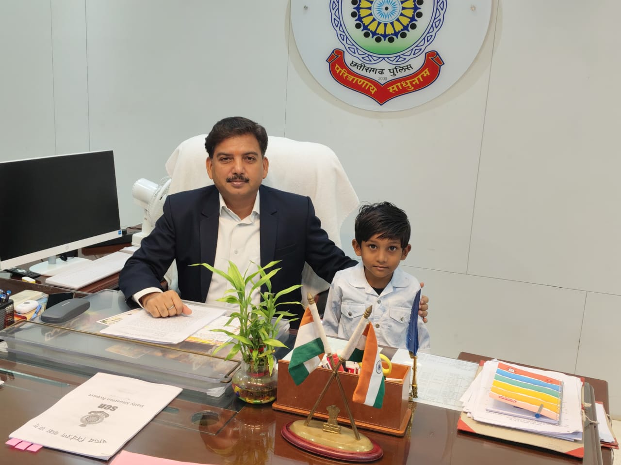 एसएसपी बेमेतरा रामकृष्ण साहू (IPS) से अनुकंपा नियुक्त बाल आरक्षक सहित परिजन ने की मुलाकात