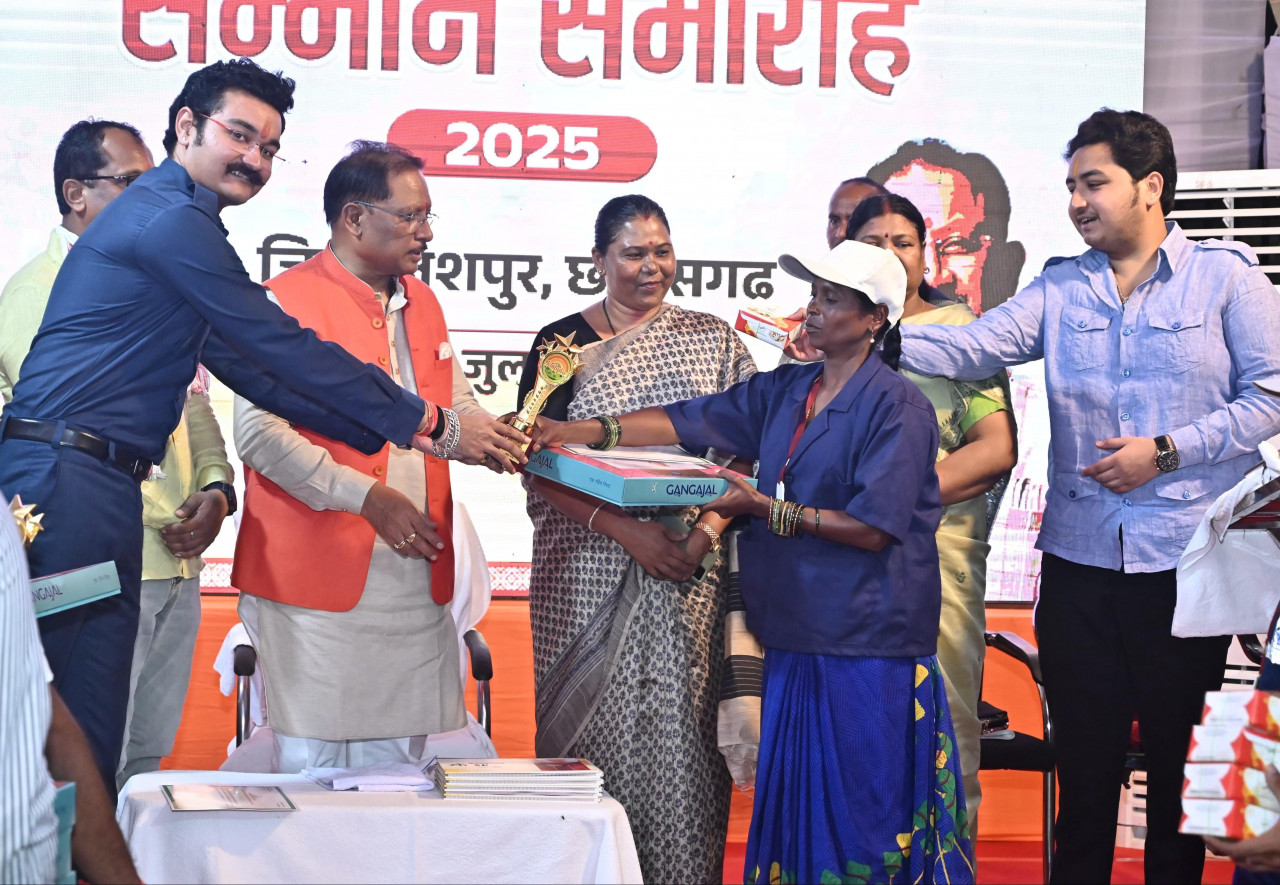 मुख्यमंत्री साय ने स्वच्छता दीदियों को किया सम्मानित, कहा – देश को स्वच्छ और स्वस्थ बनाने में निभा रही हैं अहम भूमिका