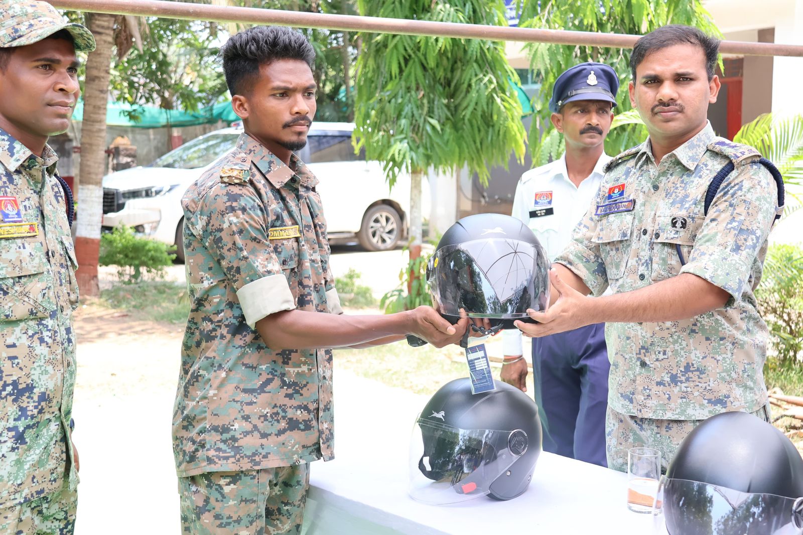 SP किरण चव्हाण का सख्त संदेश: “नो हेलमेट, नो राइड” — जवानों को दिलाई सुरक्षा की शपथ