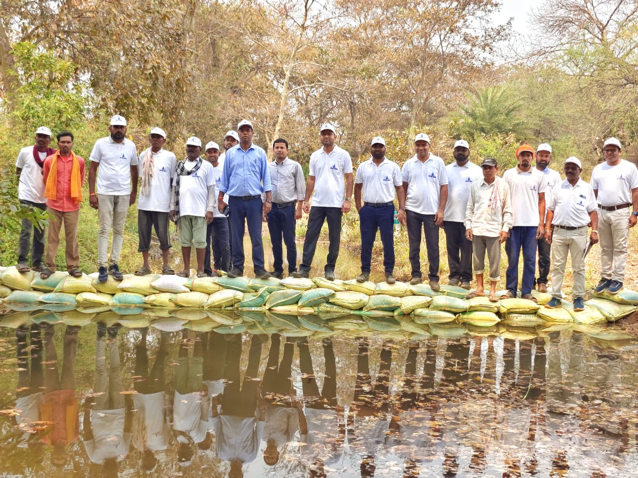 जल संरक्षण हेतु सामूहिक भागीदारी से खैरवाही के नाला में किया गया बोरी बंधान का कार्य 
