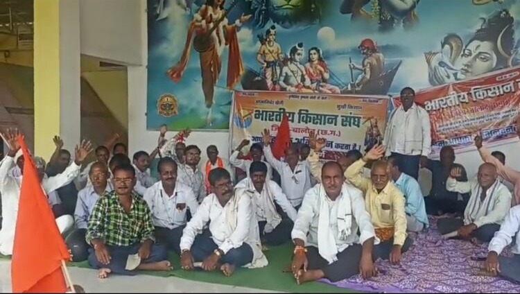 खाद संकट, कालाबाजारी व अन्य समस्याओं को लेकर भारतीय किसान संघ ने ज्ञापन सौंपा