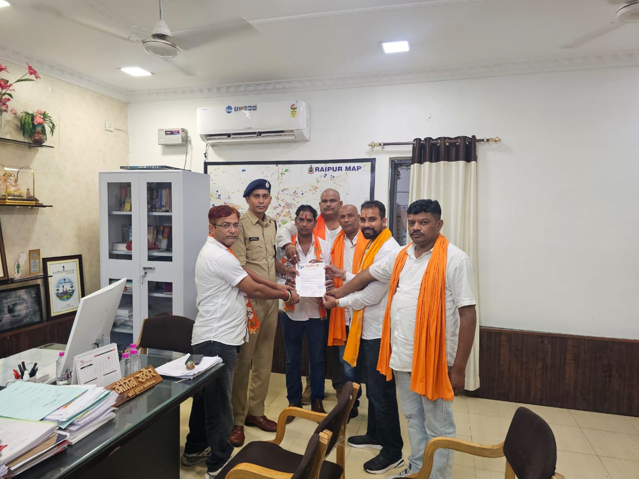 शहर में गरबा आयोजनों में अश्लीलता और धार्मिक मर्यादा भंग रोकने हेतु युवासेना, शिवसेना का पुलिस अधीक्षक को सौंपा आवेदन