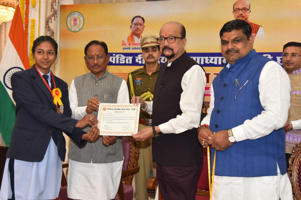  राज्यपाल एवं मुख्यमंत्री ने 10वीं और 12वीं परीक्षा के मेधावी विद्यार्थियों को किया सम्मानित