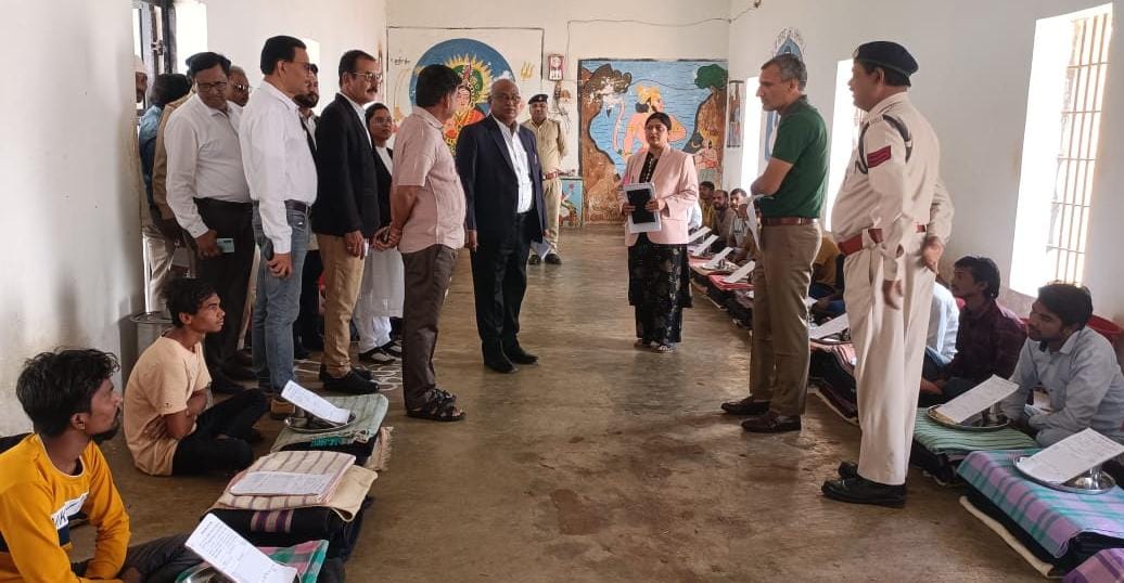 प्रधान जिला न्यायाधीश, कलेक्टर और एसपी ने किया जिला जेल एवं खुली जेल पर्थरा का निरीक्षण
