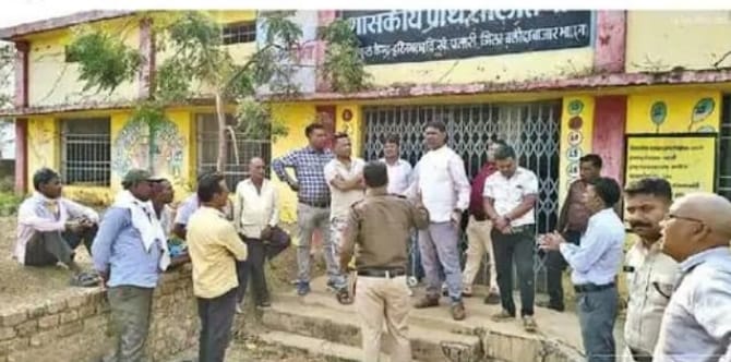 जर्जर स्कूल भवन की मांग को लेकर ग्रामीणों का उग्र आंदोलन, अधिकारियों को दो घंटे तक बनाया बंधक