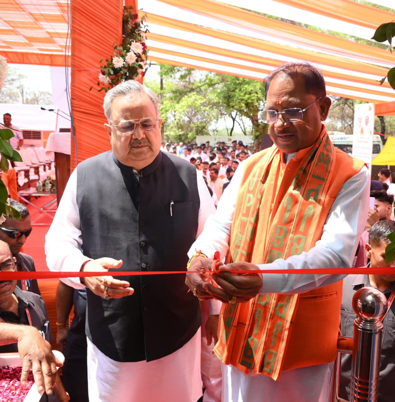 मुख्यमंत्री विष्णु देव साय ने सौर ऊर्जा से संचालित ई-रिक्शा और बैटरी स्वैपिंग स्टेशन का किया लोकार्पण