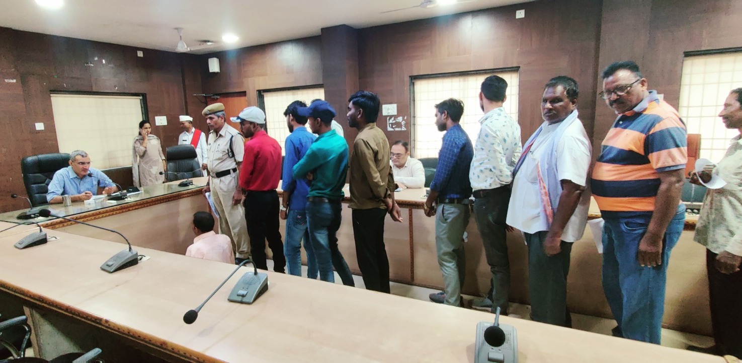 कलेक्टर ने जन चौपाल में सुनी लोगों की समस्याएं, दिए निराकरण के निर्देश