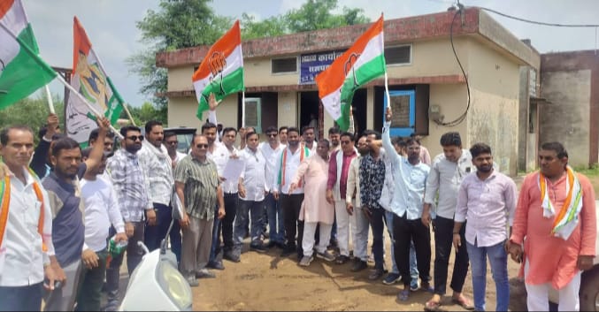 बढ़ते बिजली दरों के विरोध में कांग्रेस का हल्लाबोल,आरंग में कांग्रेस ने किया बिजली कार्यालय का घेराव