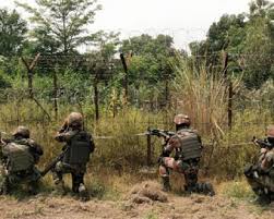 चाईबासा में पुलिस और नक्सलियों के बीच मुठभेड़,IED ब्लास्ट में CRPF के सब इंस्पेक्टर जख्मी 