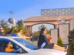 DSP की पत्नी की नीली बत्ती कार पर स्टंट और बर्थडे सेलिब्रेशन हाईकोर्ट की सख्ती,चीफ जस्टिस ने CS से मांगा शपथपत्र