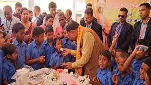  बर्थडे सेलिब्रेशन : मुख्यमंत्री विष्णुदेव साय  ने आश्रम के बच्चों को अपने हाथों से खिलाया केक