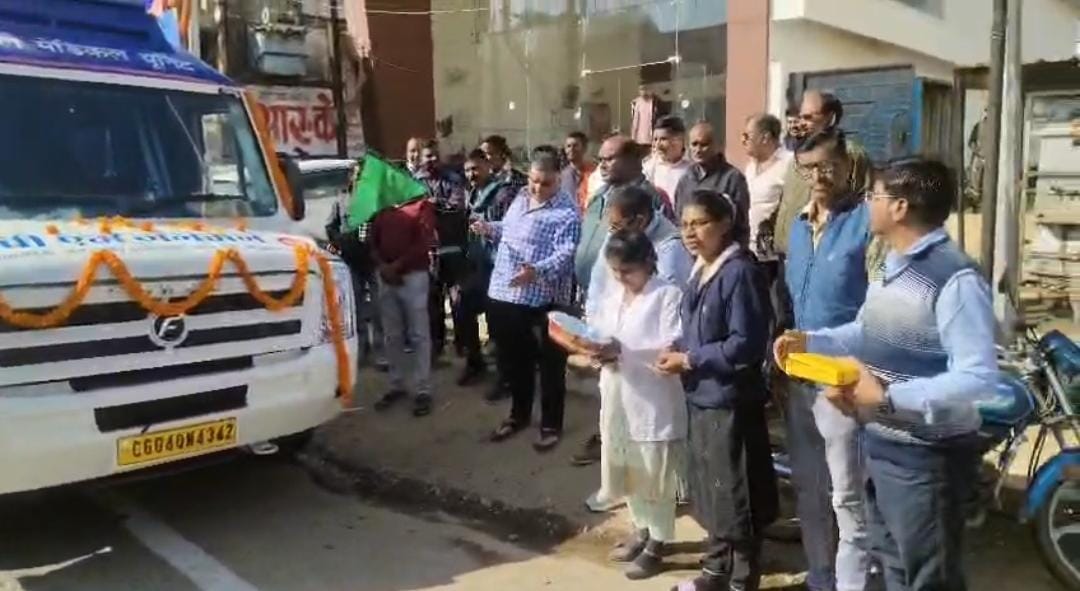 कैबिनेट मंत्री राजेश अग्रवाल ने पीएम जनमन मोबाइल मेडिकल यूनिट वेन को हरी झंडी दिखाकर किया रवाना