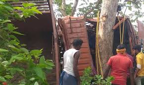 12 लोगों से भरी माजदा वाहन खाई में गिरी, तीन की मौत, कई घायल