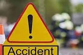 तेज रफ्तार कार ने सड़क किनारे खड़े यात्रियों को रौंदा एक की मौत, दो गंभीर