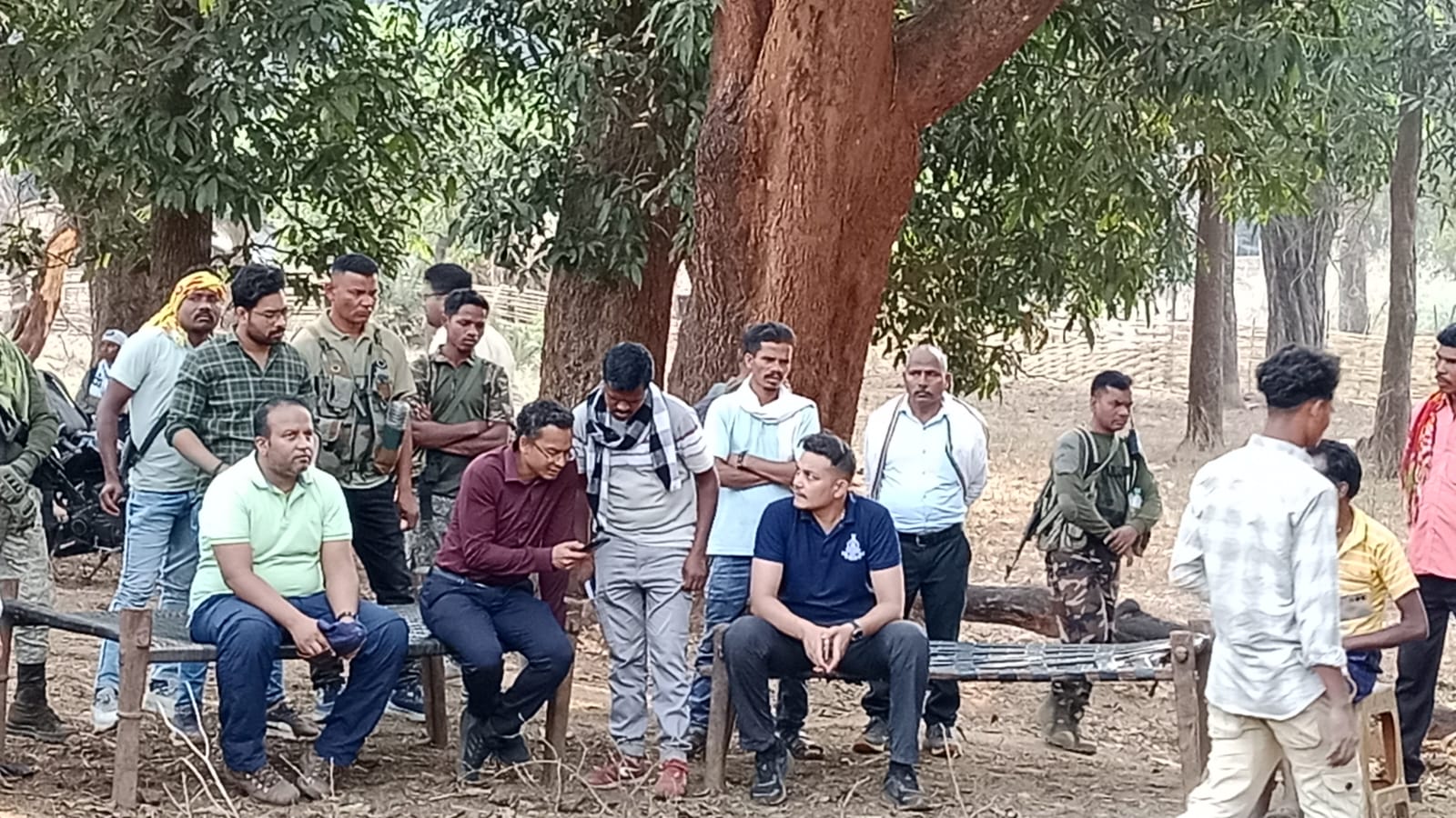 दुर्गम और विषम रास्तों को पार कर दंतेवाड़ा कलेक्टर पहुंचे सुदूर गांव