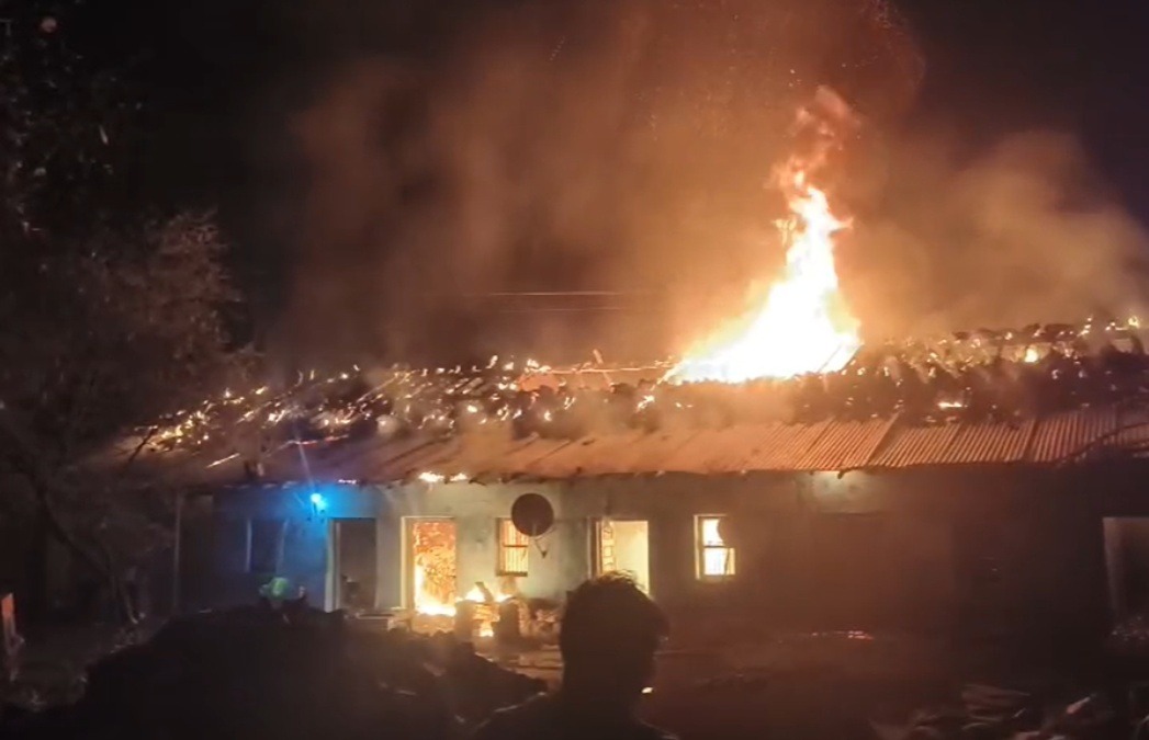 मस्तूरी में भीषण आग का तांडव, 9 घर चपेट में; सुरक्षा पर उठे सवाल