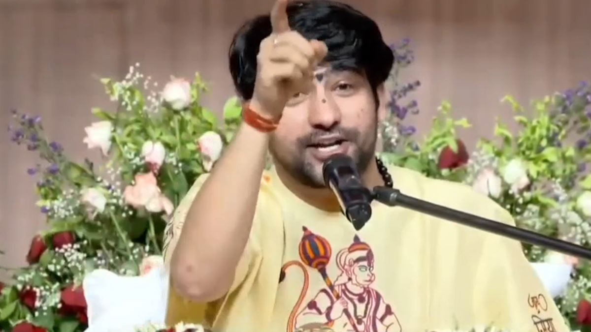 धर्मांतरण पर बागेश्वर सरकार का सख्त संदेश: ‘ठठरी मारी जाएगी’, छत्तीसगढ़ में गरजे