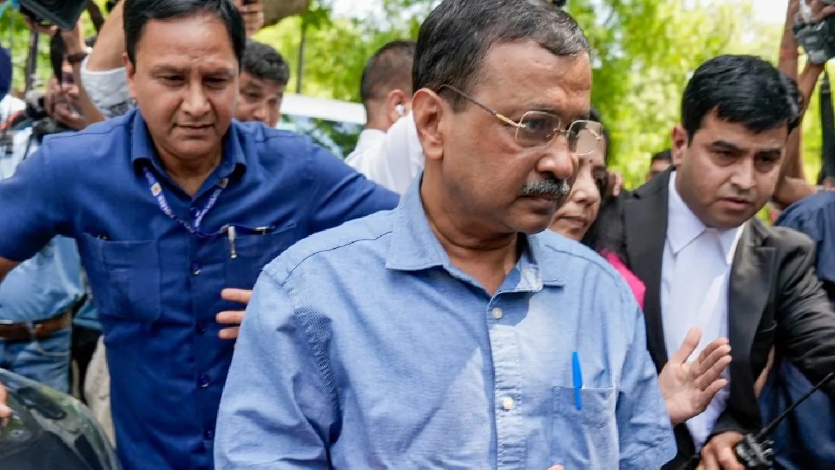 केजरीवाल, सिसोदिया और संजय सिंह को कोर्ट का अवमानना नोटिस, बढ़ीं AAP की मुश्किलें