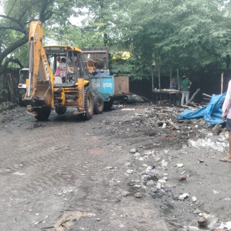 निगम कमिश्नर क्षत्रिय ने खड़े होकर तुड़वाया अवैध कब्जा