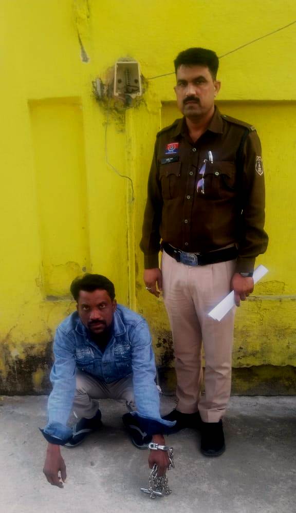  आपसी रंजिश में चचेरे भाई पर हथियार से हमला, फरार आरोपी जूटमिल पुलिस की गिरफ्त में