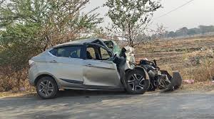 रात के अंधेरे में मौत की टक्कर: अज्ञात भारी वाहन ने कार को रौंदा