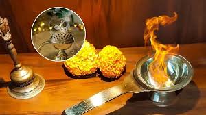 घर की नेगेटिविटी भगाने के लिए कपूर के साथ जलाएं ये 2 चीजें