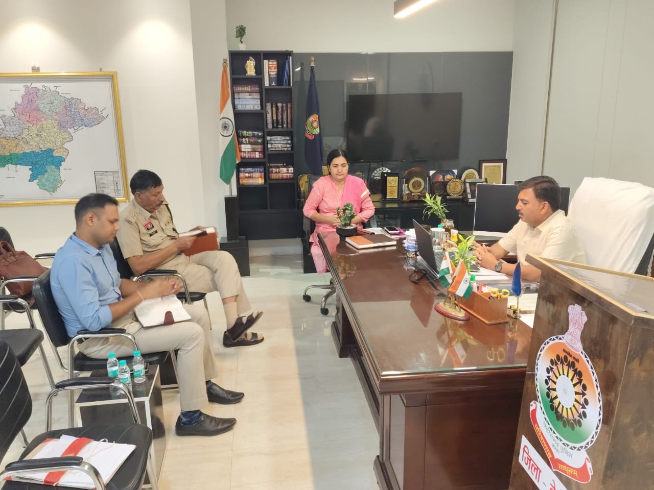  पुलिस दिखे शाम को चौक-चौराहों में पुलिसिंग हो विजिबल - एसएसपी बेमेतरा रामकृष्ण साहू